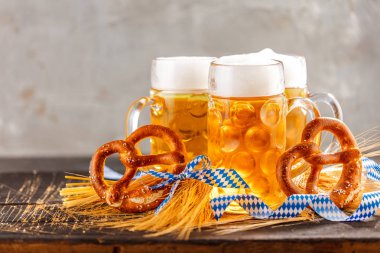 Taze soğuk bira ve krakerlerin yakın plan görüntüsü, Ekim Festivali konsepti.