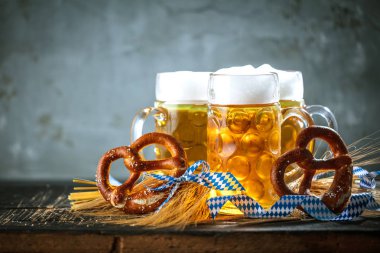 Taze soğuk bira ve krakerlerin yakın plan görüntüsü, Ekim Festivali konsepti.