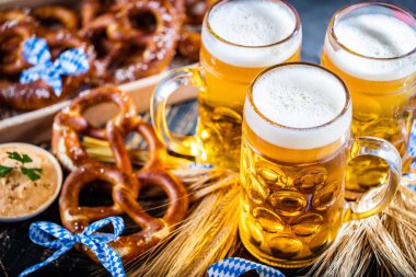 Taze soğuk bira ve krakerlerin yakın plan görüntüsü, Ekim Festivali konsepti.