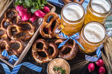 Taze soğuk bira ve krakerlerin yakın plan görüntüsü, Ekim Festivali konsepti.