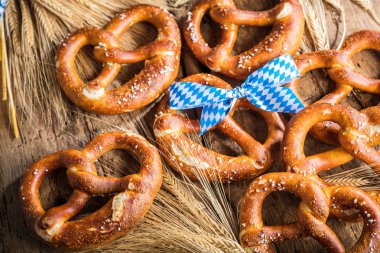 ahşap masada lezzetli tuzlu kraker, kurdele ve buğday kulakları nın yakın çekim görünümü 