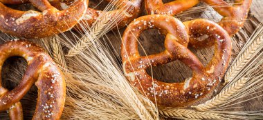 ahşap masada lezzetli tuzlu kraker ve buğday kulakları yakın çekim görünümü