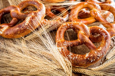 ahşap masada lezzetli tuzlu kraker ve buğday kulakları yakın çekim görünümü