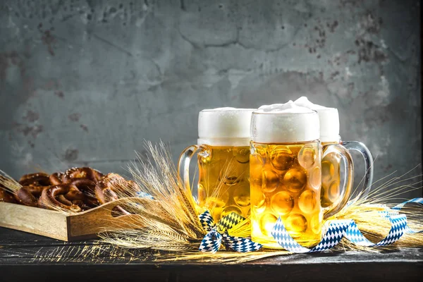 Nahaufnahme Von Frischem Kalten Bier Und Brezeln Auf Dem Tisch — Stockfoto