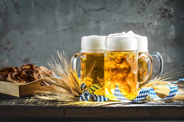 Vista Cerca Cerveza Fría Fresca Pretzels Mesa Concepto Oktoberfest — Foto de Stock