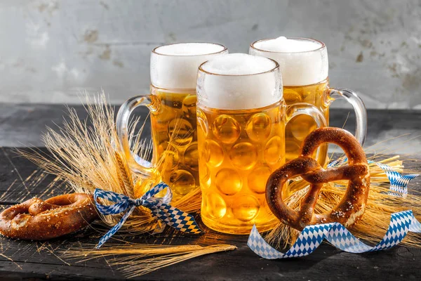 Vista Close Cerveja Fresca Gelada Pretzels Mesa Conceito Oktoberfest — Fotografia de Stock