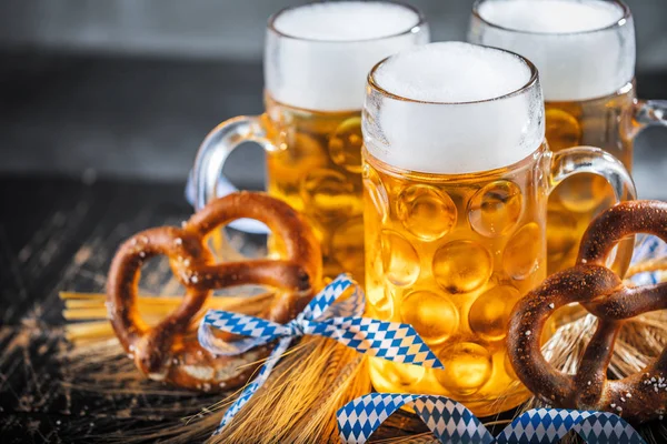 テーブルの上の新鮮な冷たいビールとプレッツェルのクローズアップビュー オクトーバーフェストコンセプト — ストック写真
