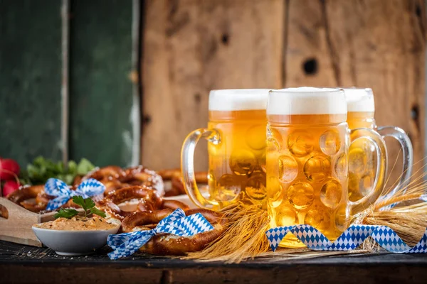 Pohled Zblízka Čerstvé Studené Pivo Preclíky Stole Oktoberfestu — Stock fotografie