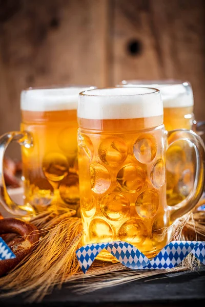 Close Zicht Vers Koud Bier Pretzels Tafel Oktoberfest Concept — Stockfoto