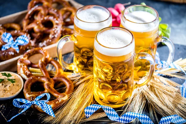 테이블에 신선한 차가운 맥주와 프레첼의 클로즈업 옥토버 페스트 — 스톡 사진
