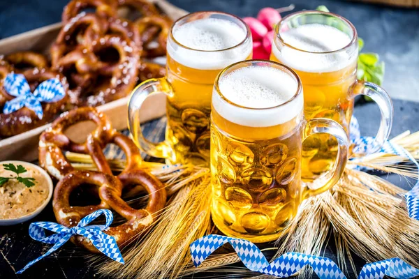 Vista Cerca Cerveza Fría Fresca Pretzels Mesa Concepto Oktoberfest — Foto de Stock