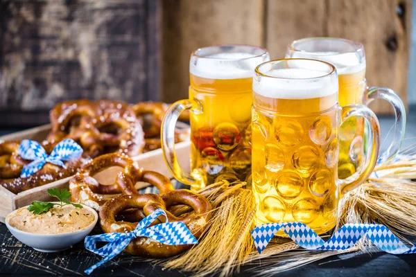 Nahaufnahme Von Frischem Kalten Bier Und Brezeln Auf Dem Tisch — Stockfoto