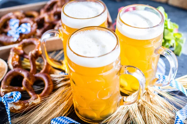 Vista Cerca Cerveza Fría Fresca Pretzels Mesa Concepto Oktoberfest — Foto de Stock