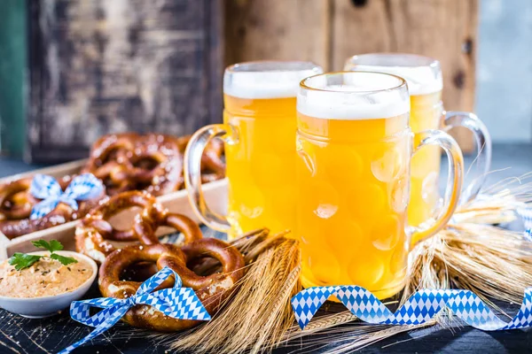 테이블에 신선한 차가운 맥주와 프레첼의 클로즈업 옥토버 페스트 — 스톡 사진