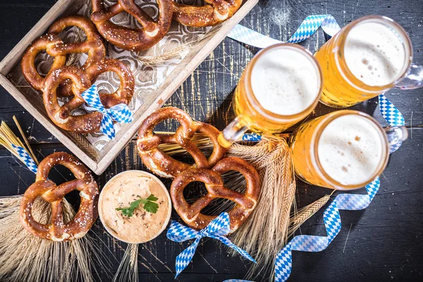 Vista Close Cerveja Fresca Gelada Pretzels Mesa Conceito Oktoberfest — Fotografia de Stock