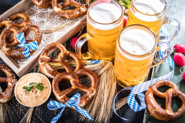 Vista Ravvicinata Birra Fresca Fredda Pretzel Sul Tavolo Concetto Oktoberfest — Foto Stock