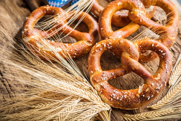 Finom Sós Pretzels Szalag Búzafül Fából Készült Asztal Közeli Nézete — Stock Fotó