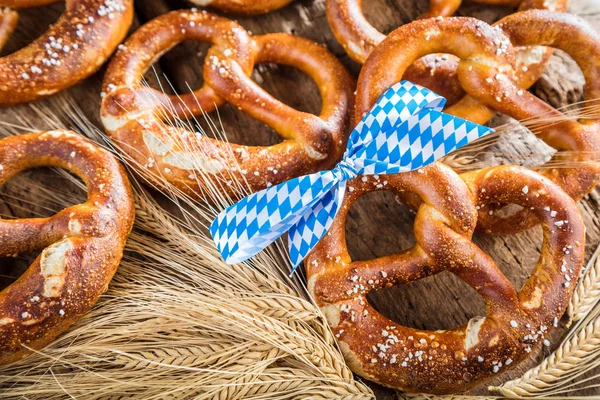 Finom Sós Pretzels Szalag Búzafül Fából Készült Asztal Közeli Nézete — Stock Fotó