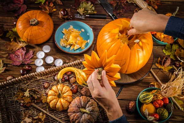 Vista Parcial Persona Tallando Cabezas Calabaza Halloween Calabazas Sobre Fondo — Foto de Stock