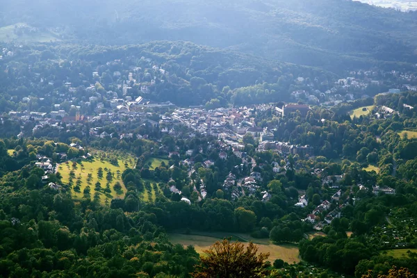 Schöne Landschaft Mit Dorf Tal Bergen Und Blauem Himmel — Stockfoto