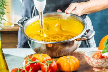 masada malzemelerle taze kabak çorbası püresi hazırlayan kişinin kırpılmış atış