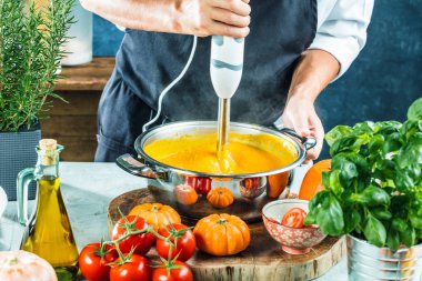 masada malzemelerle taze kabak çorbası püresi hazırlayan kişinin kırpılmış atış