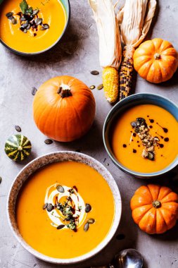 kaselerde taze kabak çorbası üst görünümü ve masada bütün kabak