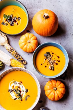 kaselerde taze kabak çorbası üst görünümü ve masada bütün kabak