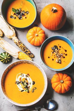 kaselerde taze kabak çorbası üst görünümü ve masada bütün kabak