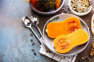 Eski ahşap masada olgun sebze ile Kabak 