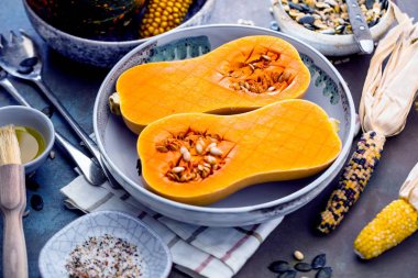 Eski ahşap masada olgun sebze ile Kabak 