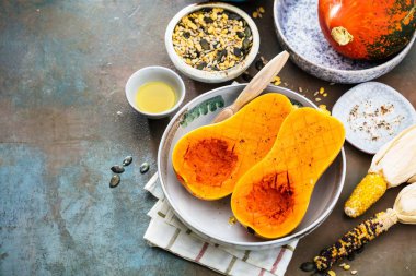 Eski ahşap masada olgun sebze ile Kabak 