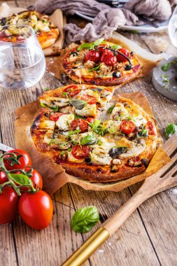 ahşap masada domates ile lezzetli pizza yakın çekim görünümü   