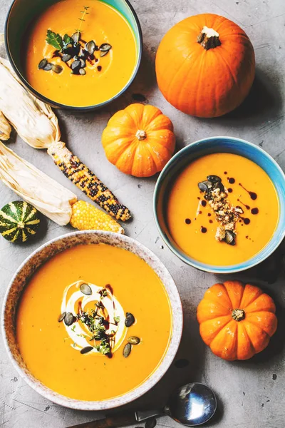 kaselerde taze kabak çorbası üst görünümü ve masada bütün kabak