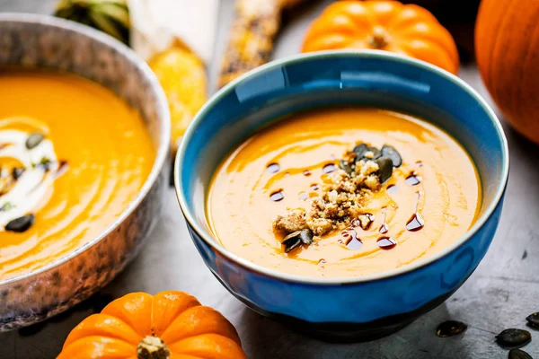 kaselerde taze kabak çorbası nın yakın çekim görünümü ve masadaki bütün kabaklar