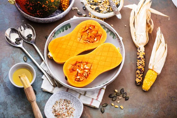 Eski ahşap masada olgun sebze ile Kabak 