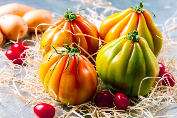 Close Van Verse Rijpe Biologische Oxheart Tomaten Houten Tafel — Stockfoto