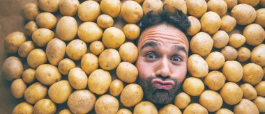 Adam patates, gıda sanayî için kavram. Patates alanında ekşitmeden adamın yüzünü