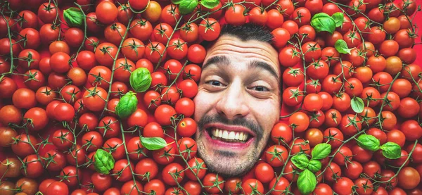 Człowiek Pomidorami Koncepcja Dla Przemysłu Spożywczego Twarz Emocjonalne Człowieka Powierzchni — Zdjęcie stockowe