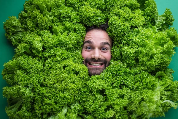 Man Met Salade Laat Glimlachen Camera Concept Voor Levensmiddelenindustrie Gezicht — Stockfoto