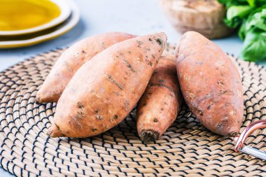 masada lezzetli bütün tatlı patates yakın çekim görünümü