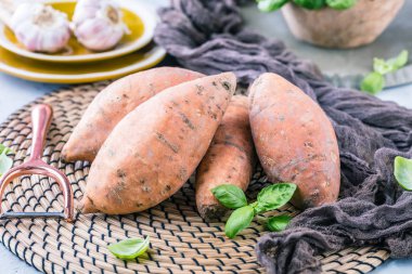 masada fesleğen yaprakları ile lezzetli sağlıklı bütün tatlı patates yakın çekim görünümü