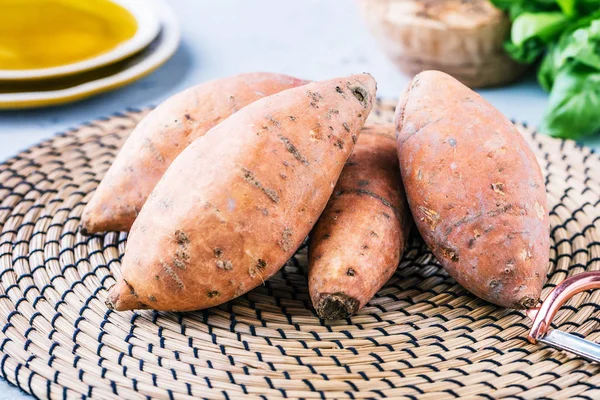 masada lezzetli bütün tatlı patates yakın çekim görünümü