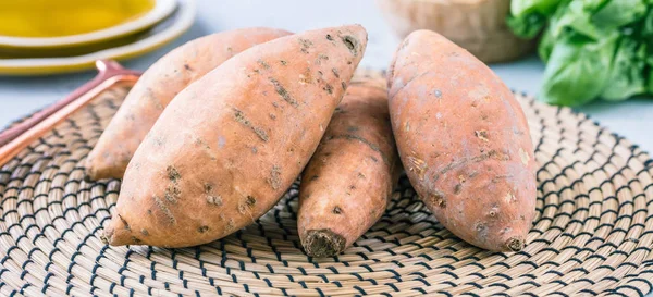 Primer Plano Vista Sabrosas Batatas Enteras Mesa — Foto de Stock