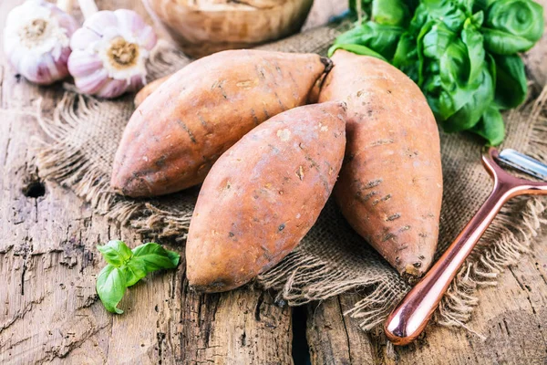 Vista Cerca Sabrosas Batatas Enteras Sanas Con Hojas Albahaca Sobre — Foto de Stock