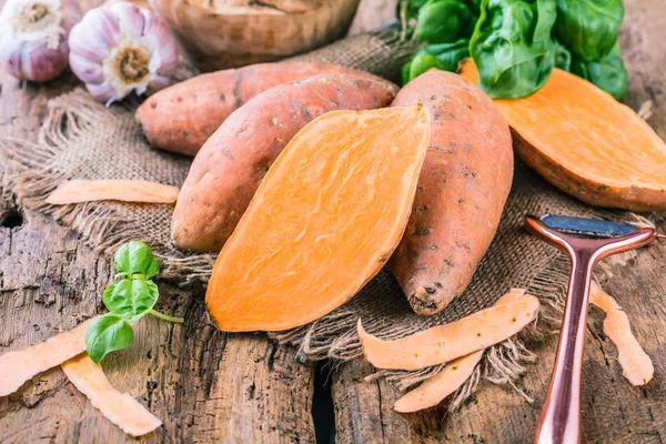 Vista Cerca Sabrosas Batatas Enteras Sanas Con Hojas Albahaca Sobre — Foto de Stock