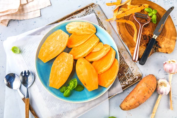 Närbild Välsmakande Hälsosam Sötpotatis Med Basilikablad Bordet — Stockfoto