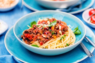 Geleneksel İtalyan spagetti sosu ya da üzerine baharatlı domates sosu ve taze fesleğenle süslenmiş makarna soslu Bolonez.