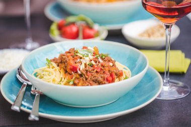 Geleneksel İtalyan spagetti sosu ya da üzerine baharatlı domates sosu ve taze fesleğen ve şarapla süslenmiş makarna soslu Bolonez.