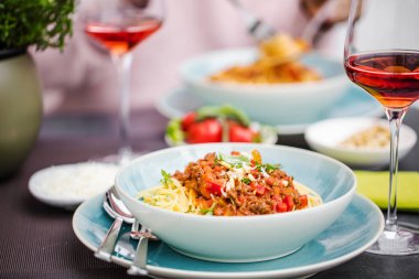 Geleneksel İtalyan spagetti sosu ya da üzerine baharatlı domates sosu ve taze fesleğen ve şarapla süslenmiş makarna soslu Bolonez.